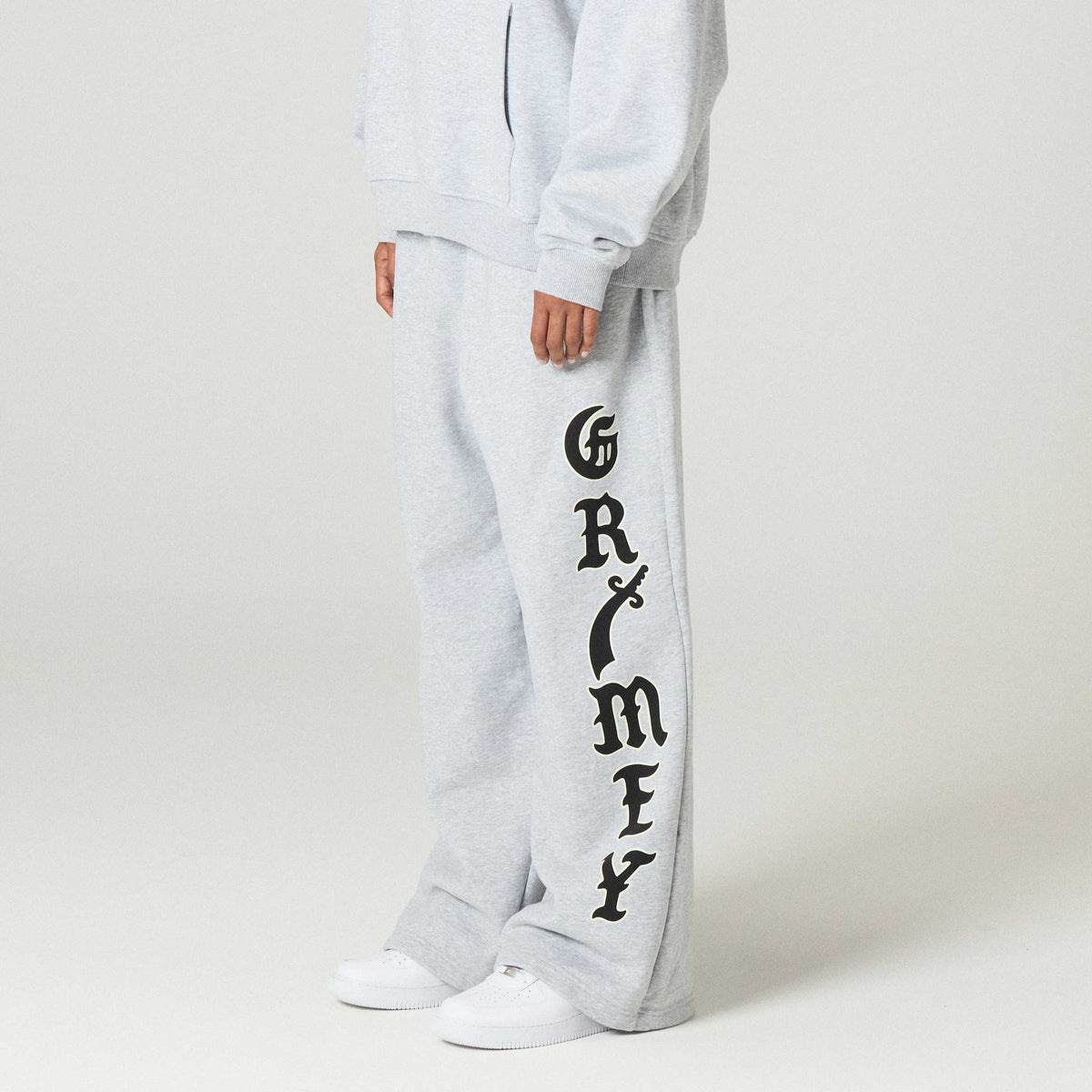 Pantalón deportivo gris sport Grimey Odd Cutlass Baggy con dobladillo recto, estilo cómodo y casual, visible en la imagen