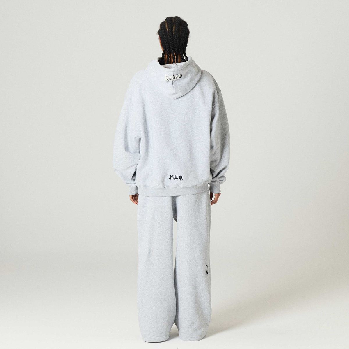 Pantalón deportivo gris sport Odd Cutlass Baggy de marca Grimey con corte recto y ajuste cómodo, vista frontal en color gris claro.