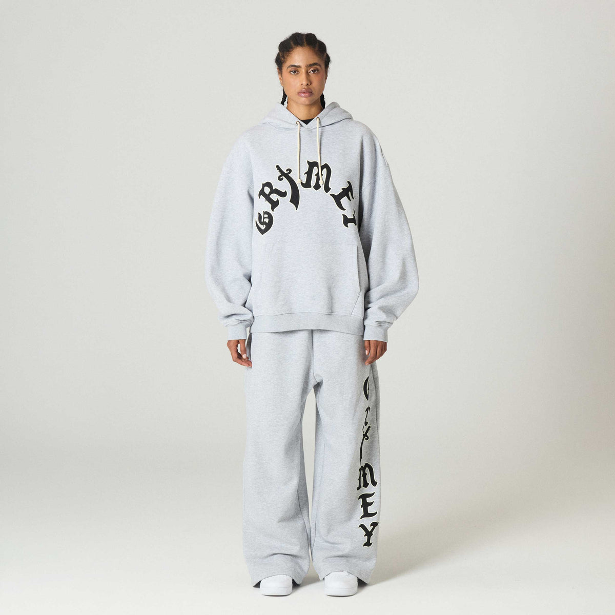 Pantalón deportivo gris sport Odd Cutlass Baggy de la marca Grimey, con corte recto y estilo relajado en la imagen.