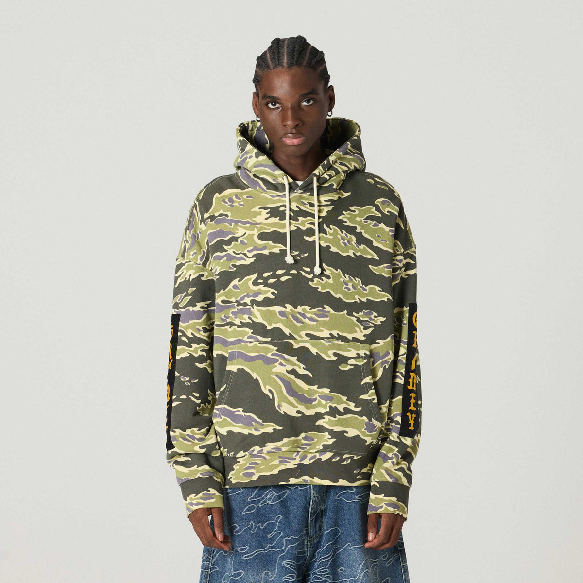 Sudadera Grimey Odd Cutlass Camo Regular en negro con estampado camuflaje, con capucha y diseño casual.