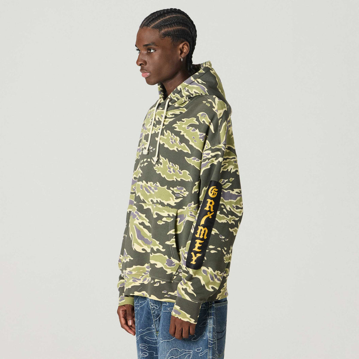Sudadera Grimey Odd Cutlass Camo Regular en color negro con estampado camuflaje, con capucha y diseño casual.