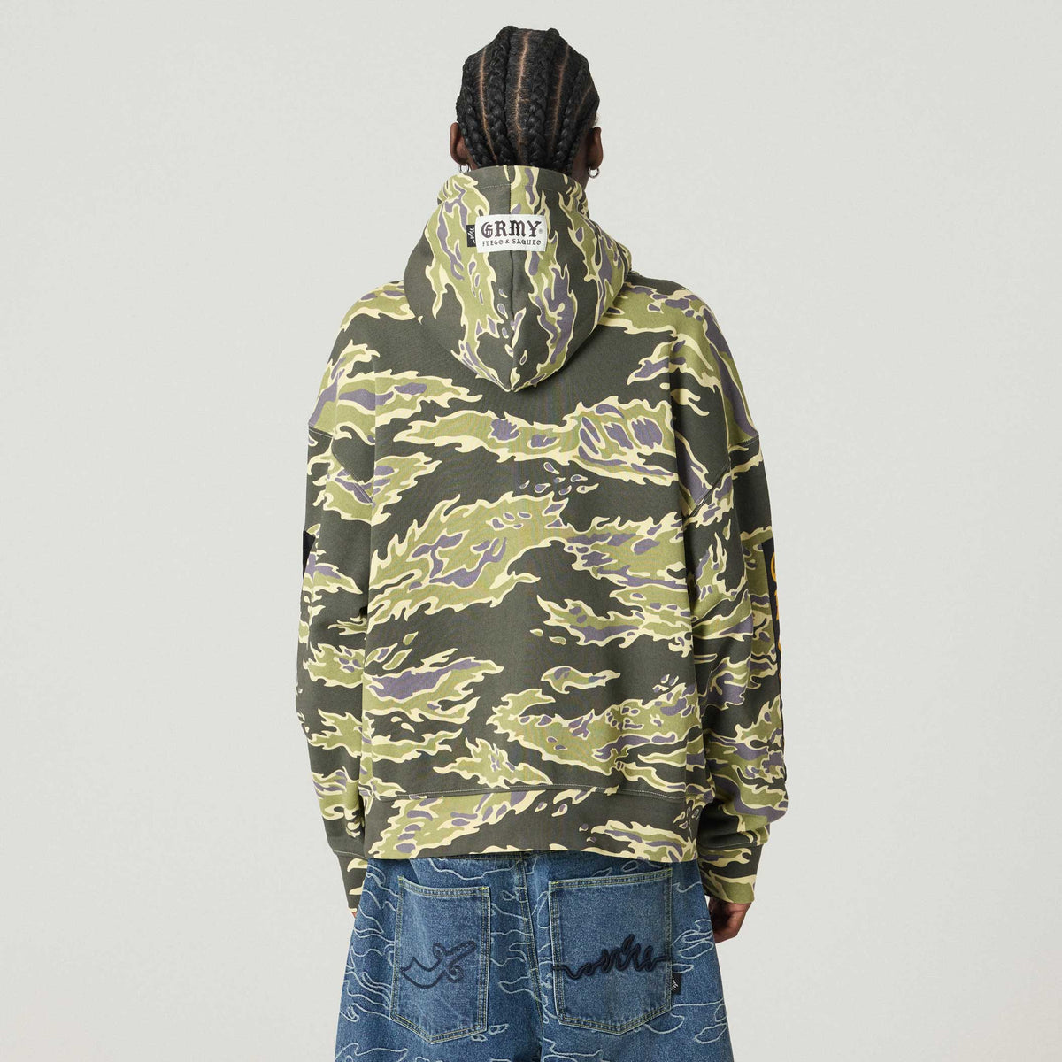 Sudadera Grimey Odd Cutlass Camo Regular en color negro con estampado de camuflaje, de corte cómodo y estilo urbano.