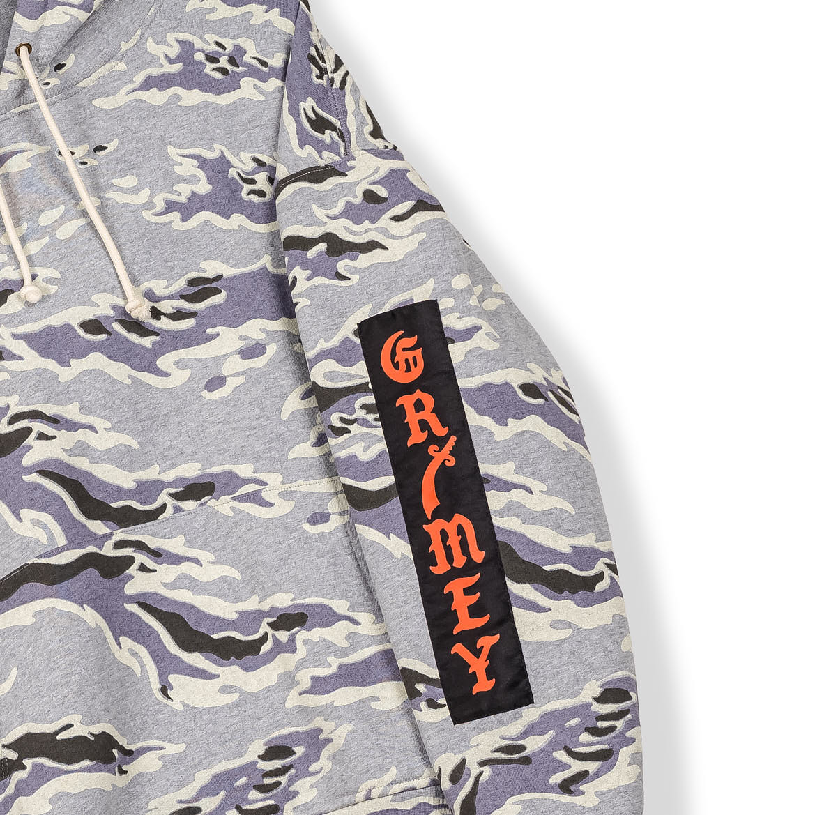 Sudadera Grimey Odd Cutlass Camo en gris con estampado de camuflaje, detalles en el diseño, vista frontal de la prenda.