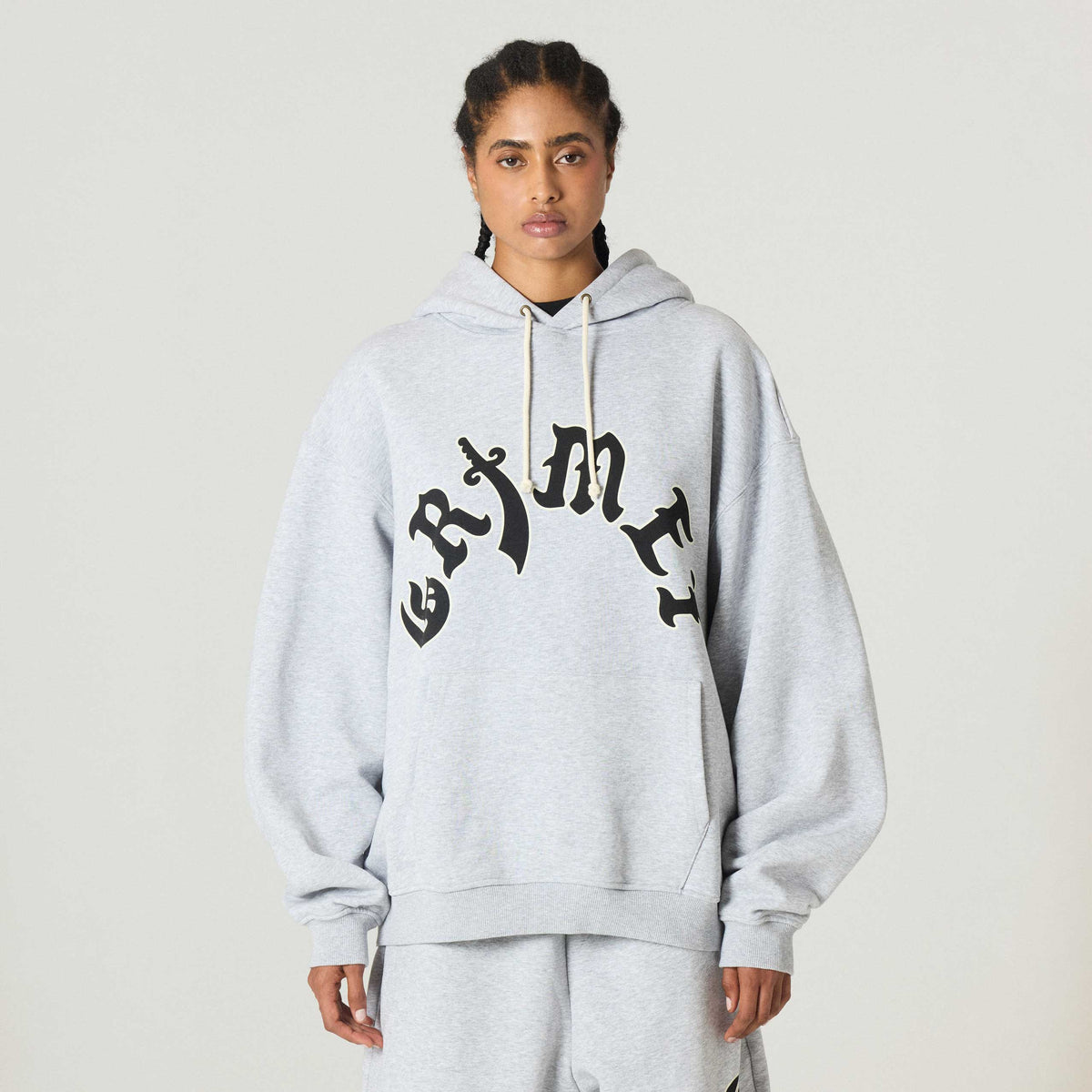 Sudadera gris sport Grey Odd Cutlass Boxy de la marca Grimey, con diseño ajustado y detalles deportivos en la capucha.
