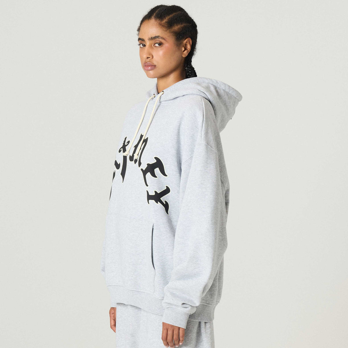 Sudadera gris sport Grey Odd Cutlass Boxy de la marca Grimey, con diseño oversize y detalles deportivos.