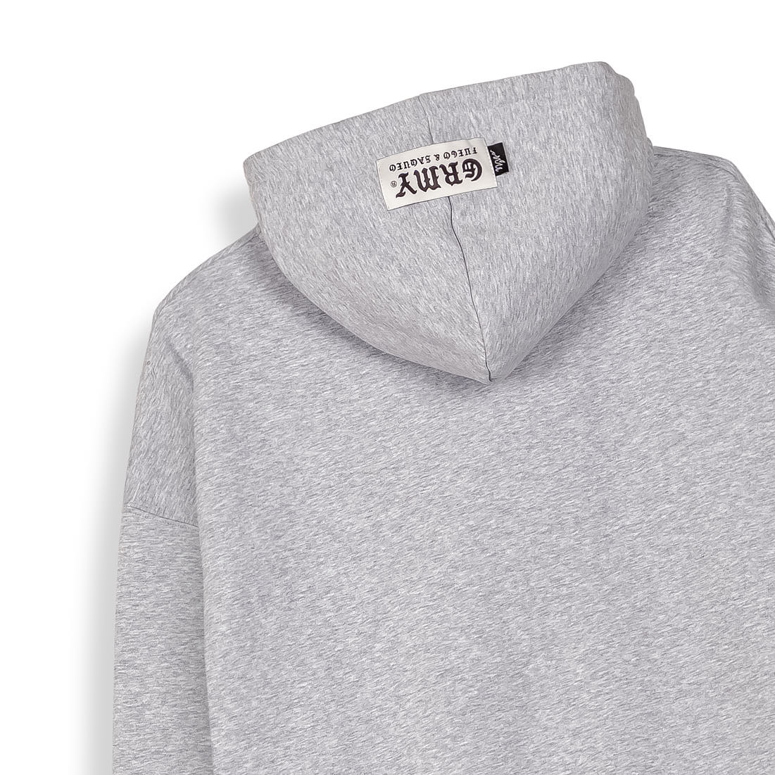 Sudadera gris sport boxy Odd Cutlass de Grimey con detalles en el cuello y manga, estilo casual y moderno, vista cercana