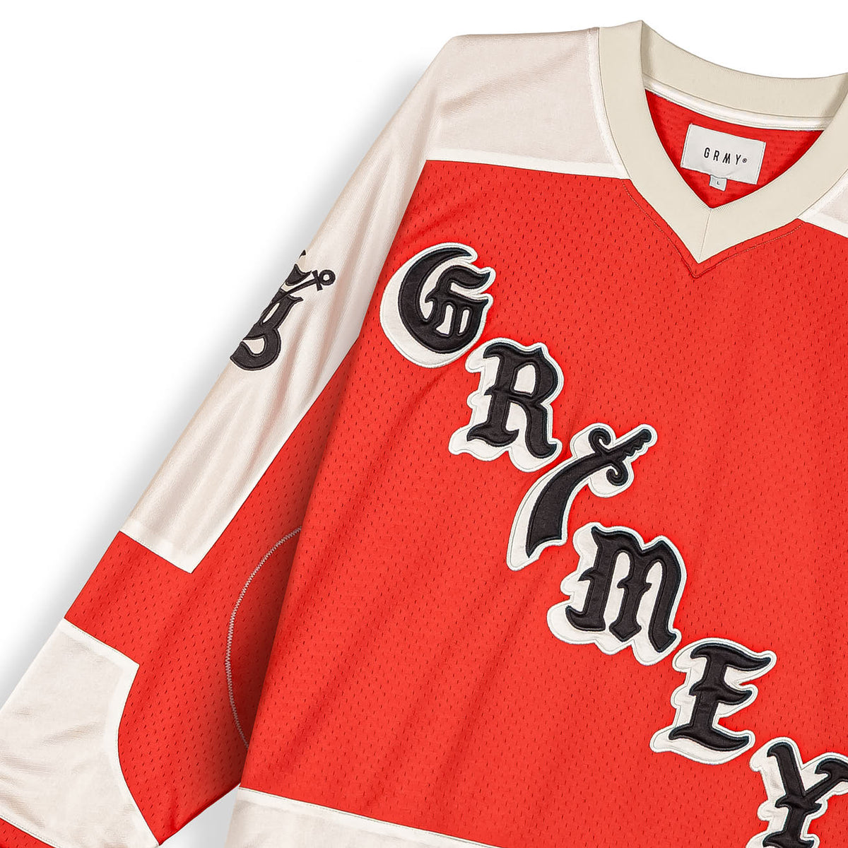 Camiseta de hockey Odd Cutlass Red de la marca Grimey, detalle del diseño en tela roja y logotipo en el frente.