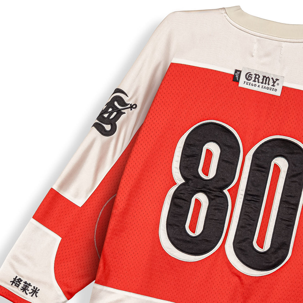 Camiseta de hockey Grimey Odd Cutlass Red con detalles en rojo y diseño deportivo, vista en primer plano.