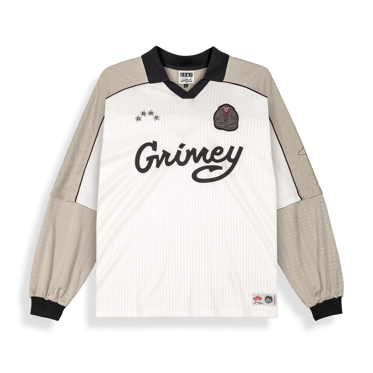 Camiseta de fútbol Grimey Sho Nuff Word Is Bond de manga larga en color blanco roto, diseño de estilo deportivo con logotipo en el pecho.