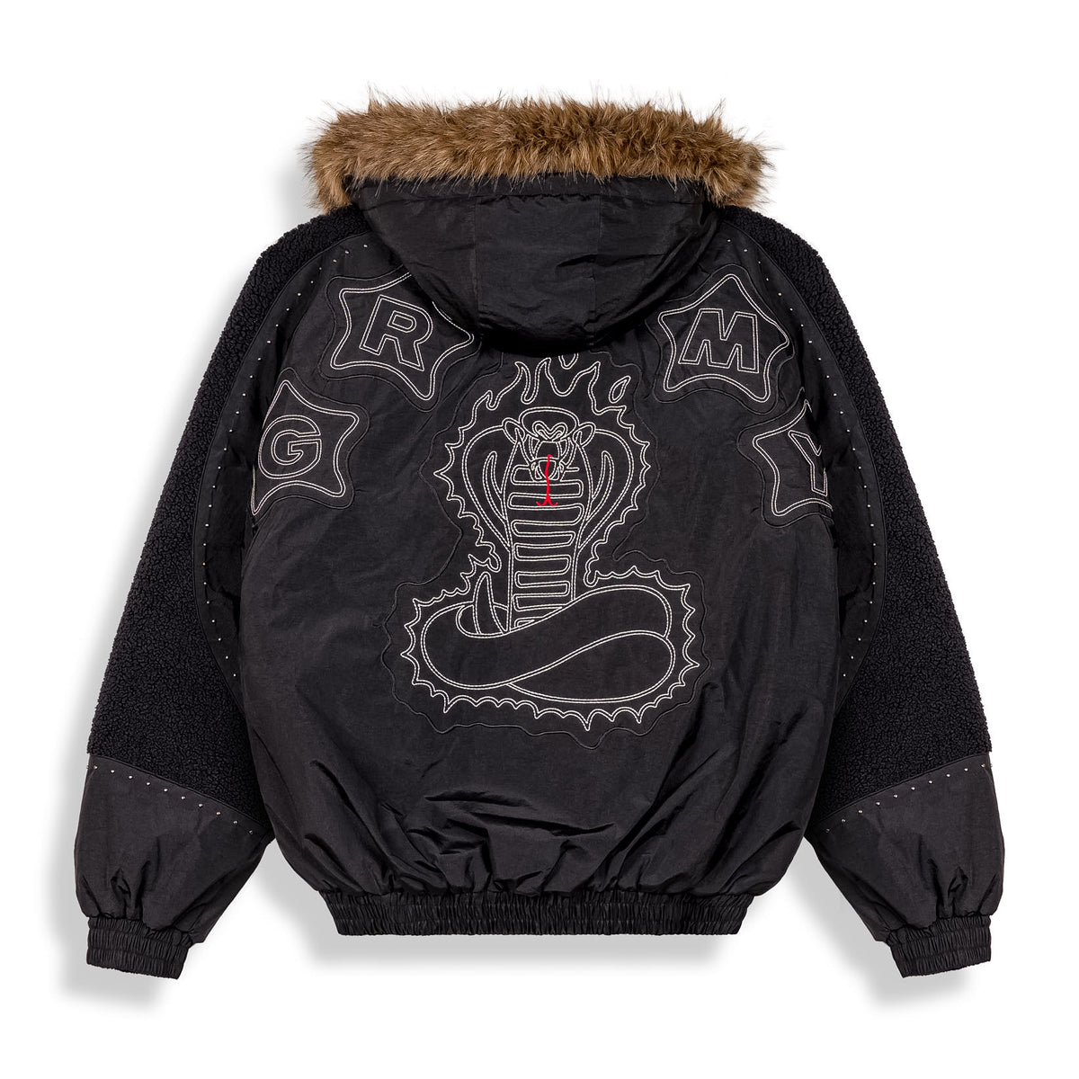 Chaqueta negra Sho Nuff de Grimey, estilo pull over, con diseño ajustado y detalles en el frente, en color negro.