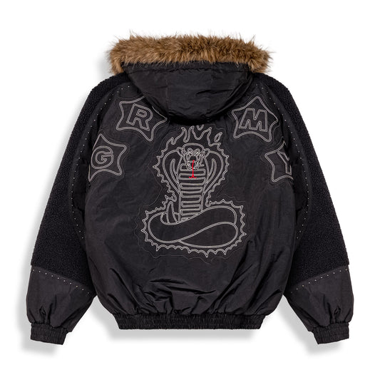 Chaqueta negra Sho Nuff de Grimey, estilo pull over, con diseño ajustado y detalles en el frente, en color negro.
