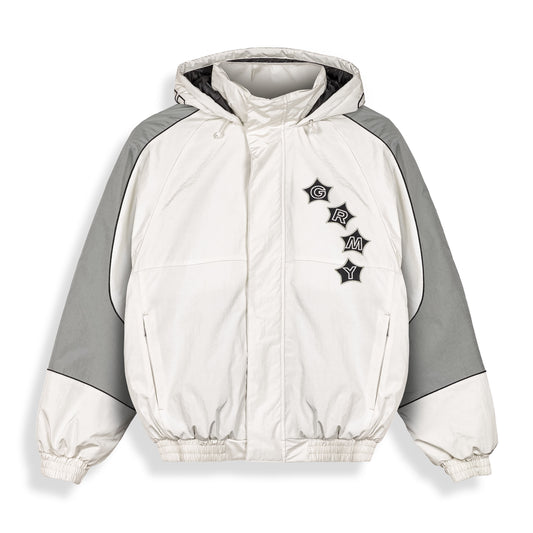 Chaqueta Sho Nuff Pull Over de Grimey en color blanco off, con estilo casual y diseño moderno, vista frontal sobre fondo neutro.
