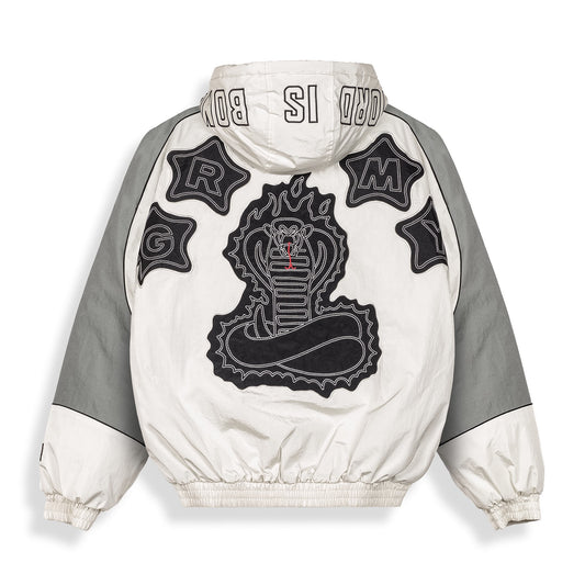 Chaqueta Sho Nuff Pull Over de Grimey en color blanco roto, vista frontal con capucha y cierre en la parte delantera.