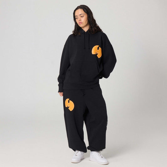 Sudadera Tical X Grimey en color negro con detalles en amarillo, con capucha y logotipo en el frente, vista frontal.