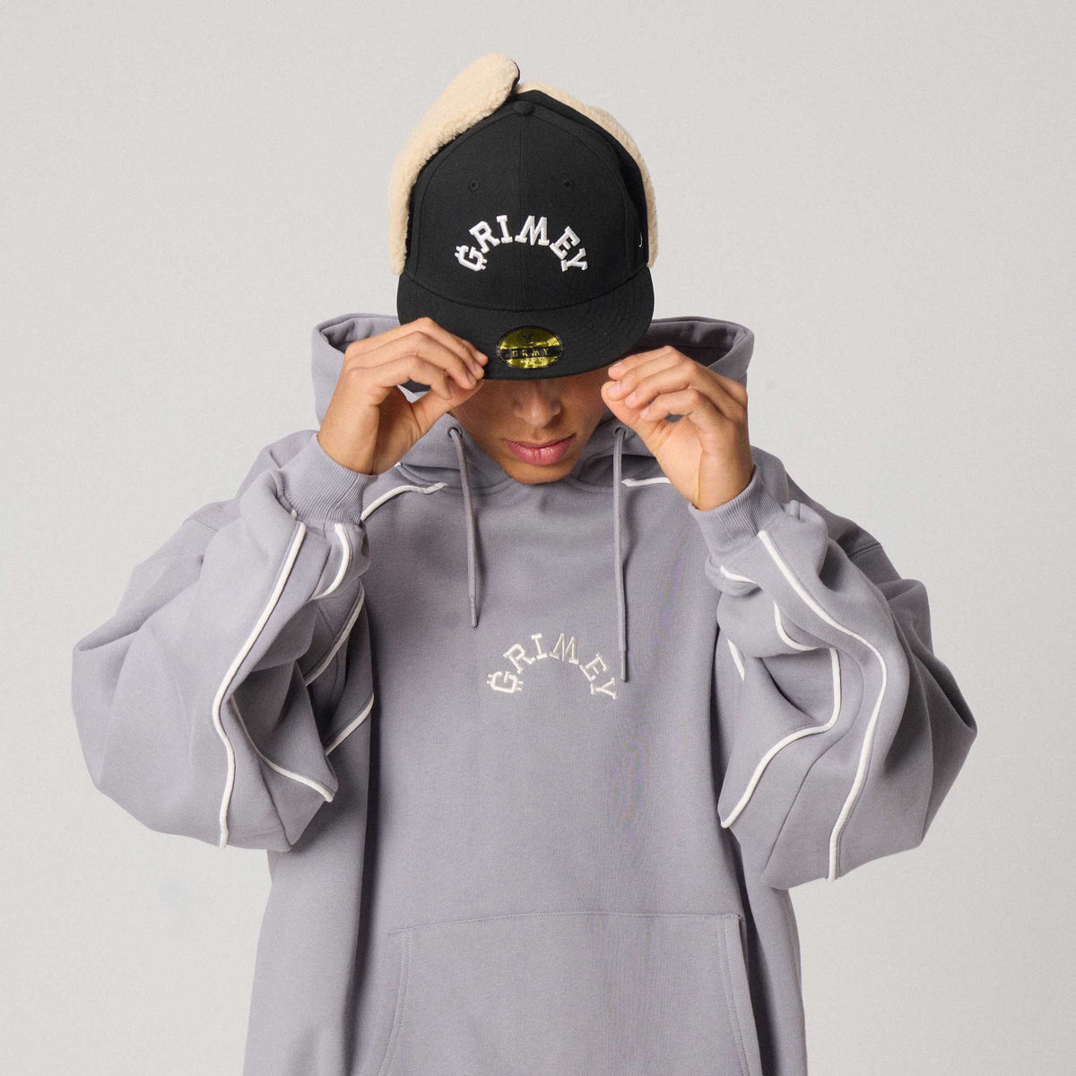 Gorra The Infamous Sherpa Trapper Fited de Grimey en color negro, diseño casual con forro de sherpa y visera curva.