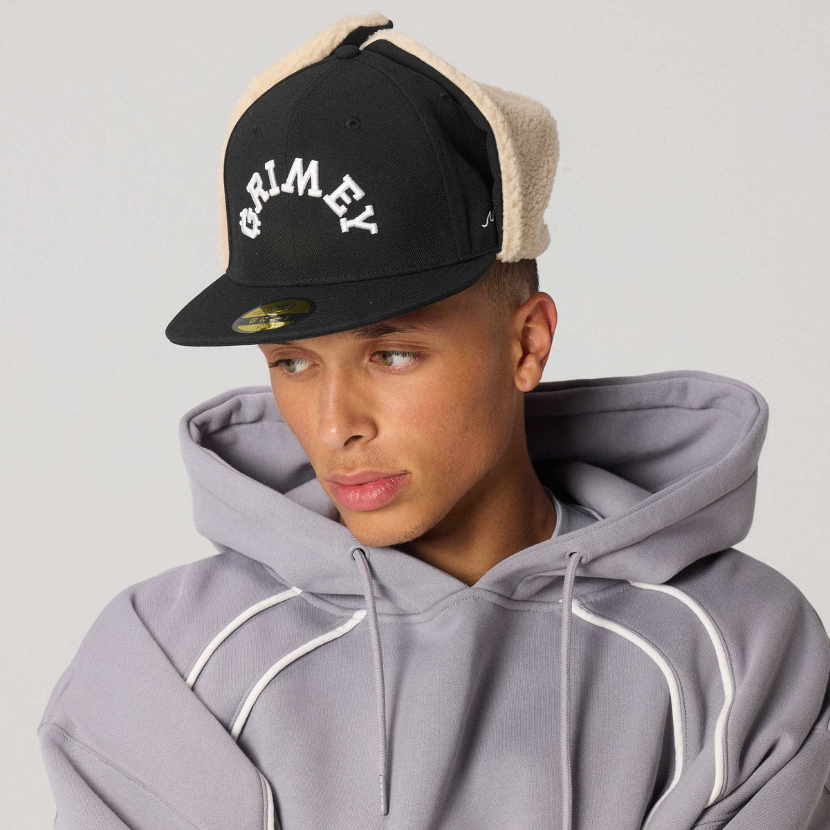 Gorra The Infamous Sherpa Trapper Fited en color negro de la marca Grimey, con forro sherpa y diseño ajustado.