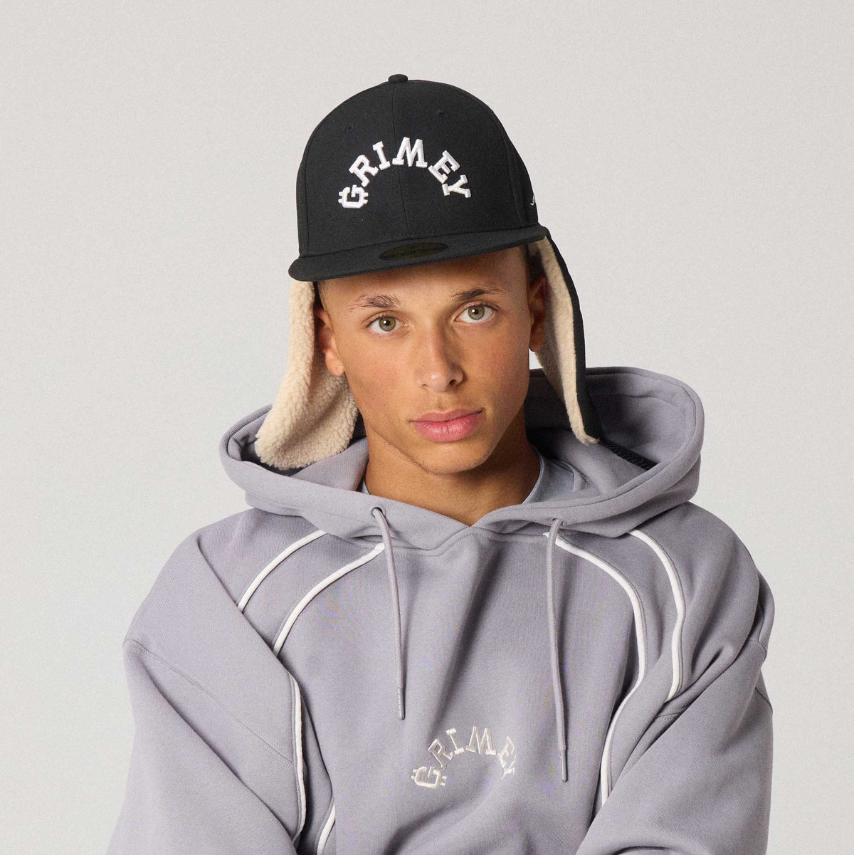 Gorra The Infamous Sherpa Trapper Fited en color negro de la marca Grimey, con borde y forro de borrego, estilo casual y urbano
