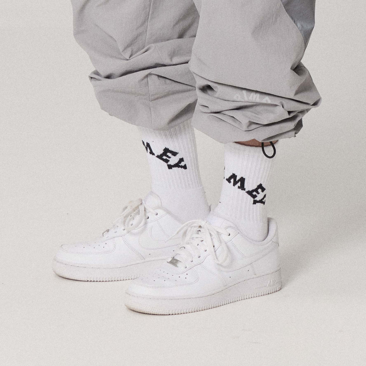 Calcetines The Infamous Regular Off White de Grimey, diseñados con estilo y comodidad en color blanco con detalles distintivos.