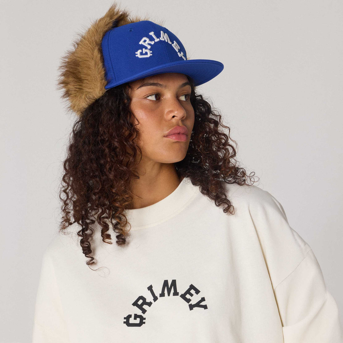 Gorra The Infamous Fur Trapper Fitted en azul royal de la marca Grimey, vista frontal mostrando el diseño y la textura de la gorra.