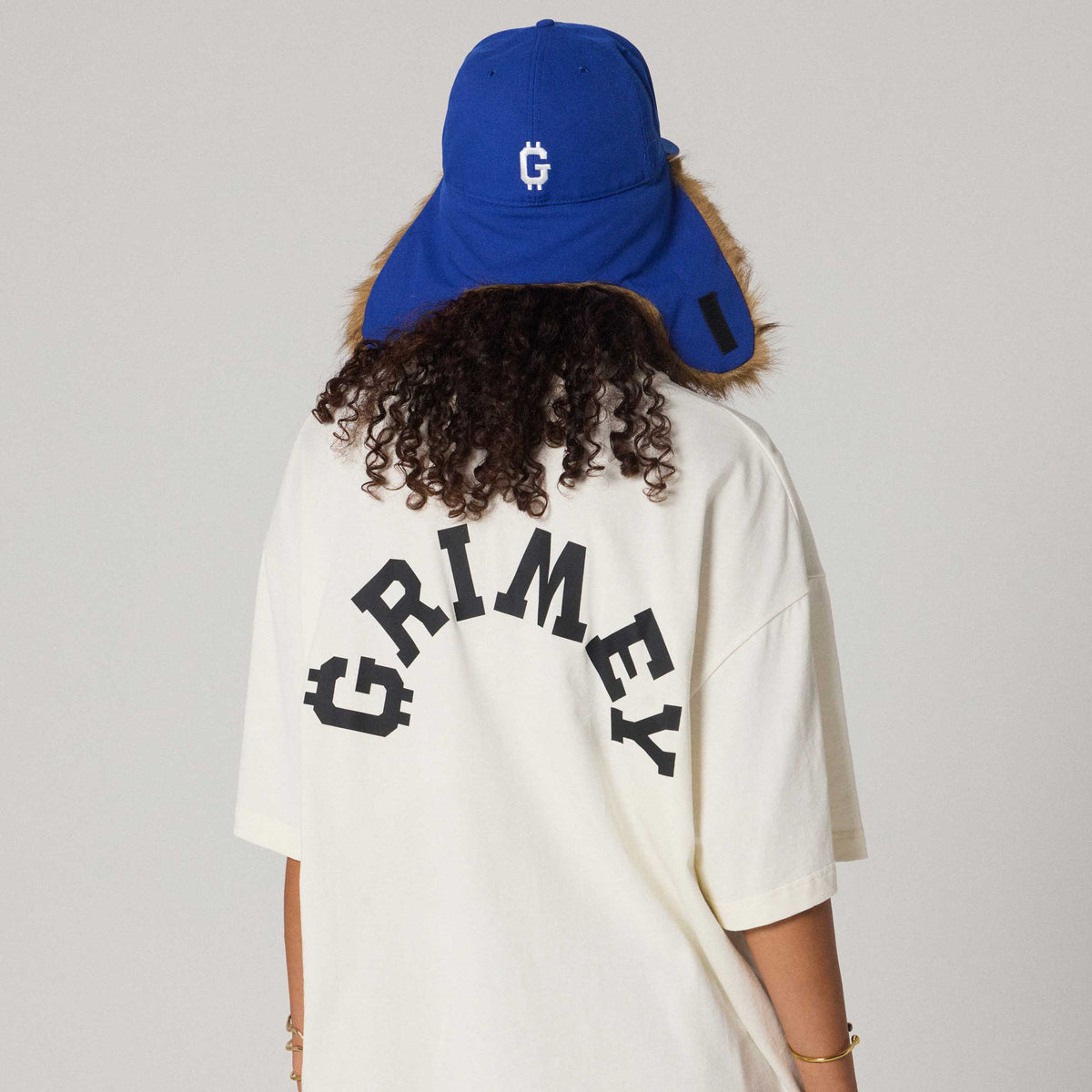 Gorra The Infamous Fur Trapper en azul royal de marca Grimey, con diseño ajustado y detalles de piel en la parte superior.