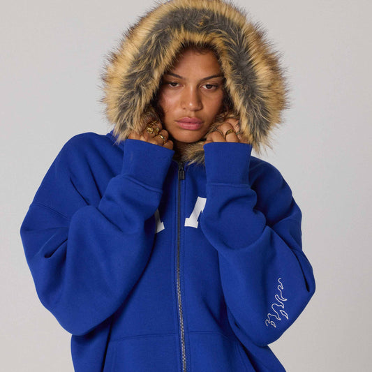 Sudadera con cremallera The Infamous Zipper en azul royal de la marca Grimey, vista de frente con capucha y detalles en el diseño