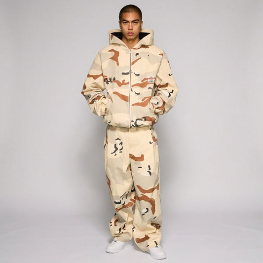 Chaqueta Grimey con capucha y estampado de jungla en camuflaje marrón, diseñada para estilo urbano y comodidad.