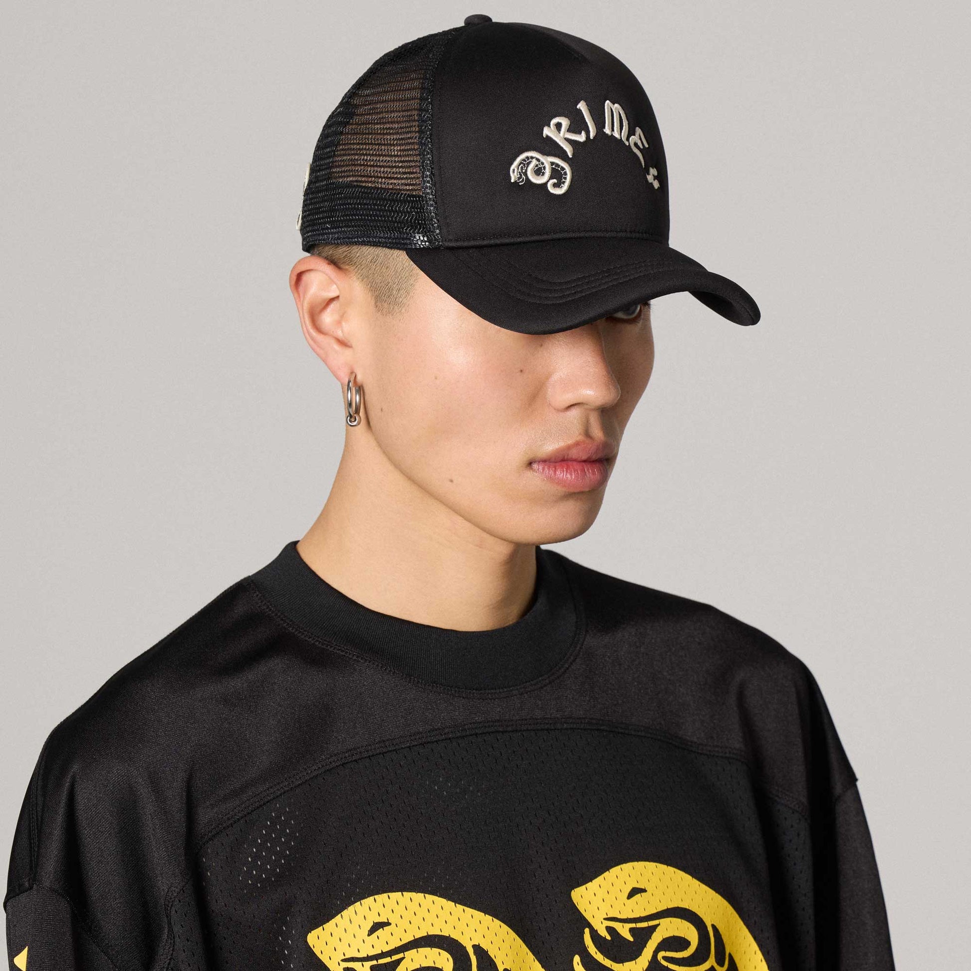 Gorra trucker negra de la marca Grimey con logo de Droppin Science, estilo casual y cómodo para uso diario.