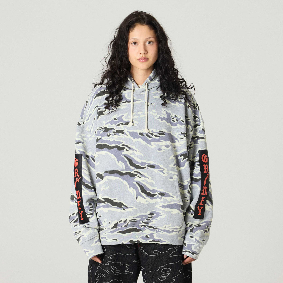 Sudadera gris con estampado de camuflaje Odd Cutlass Camo de Grimey, con diseño regular y capucha.