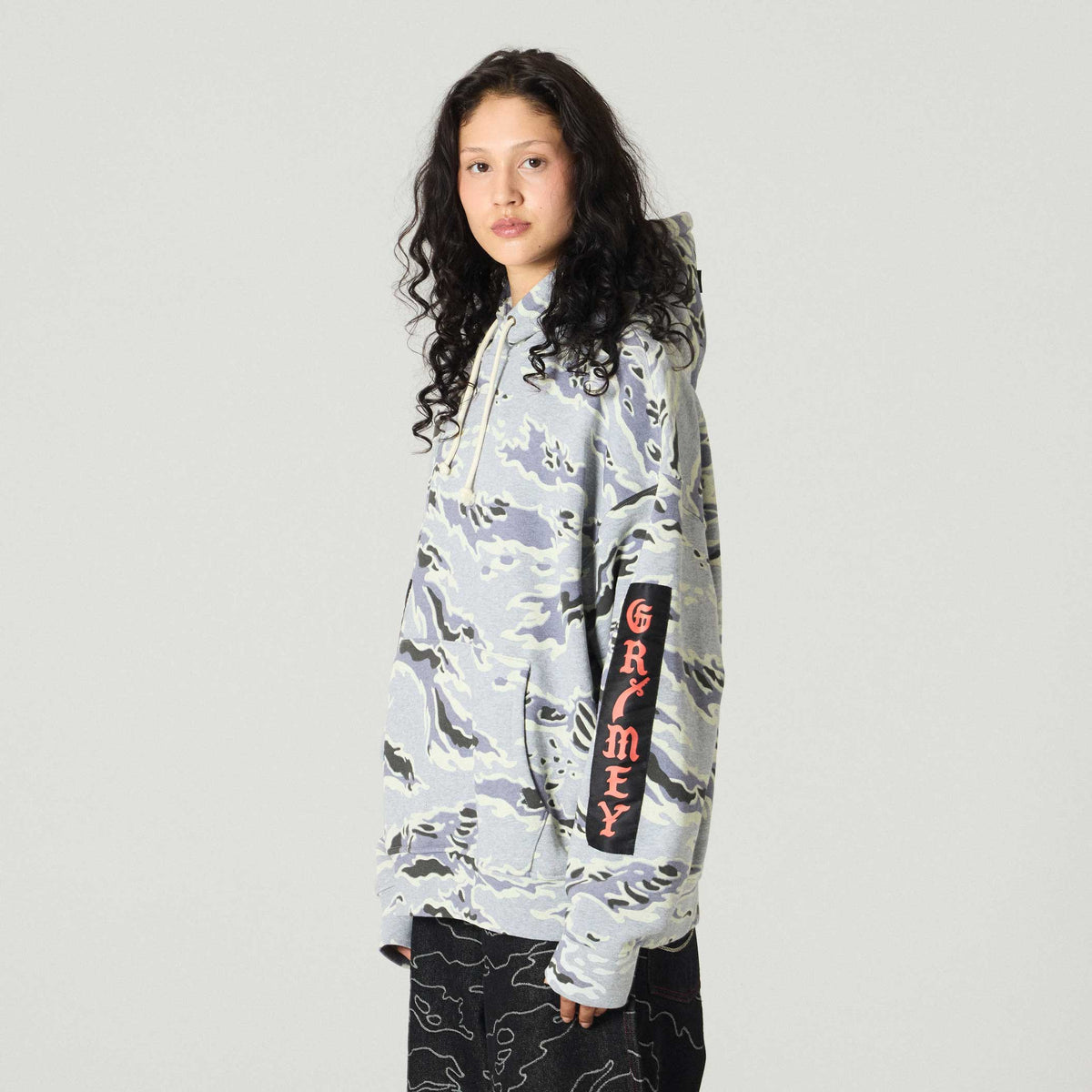 Sudadera gris con estampado en camuflaje Odd Cutlass de la marca Grimey, con diseño regular y capucha.