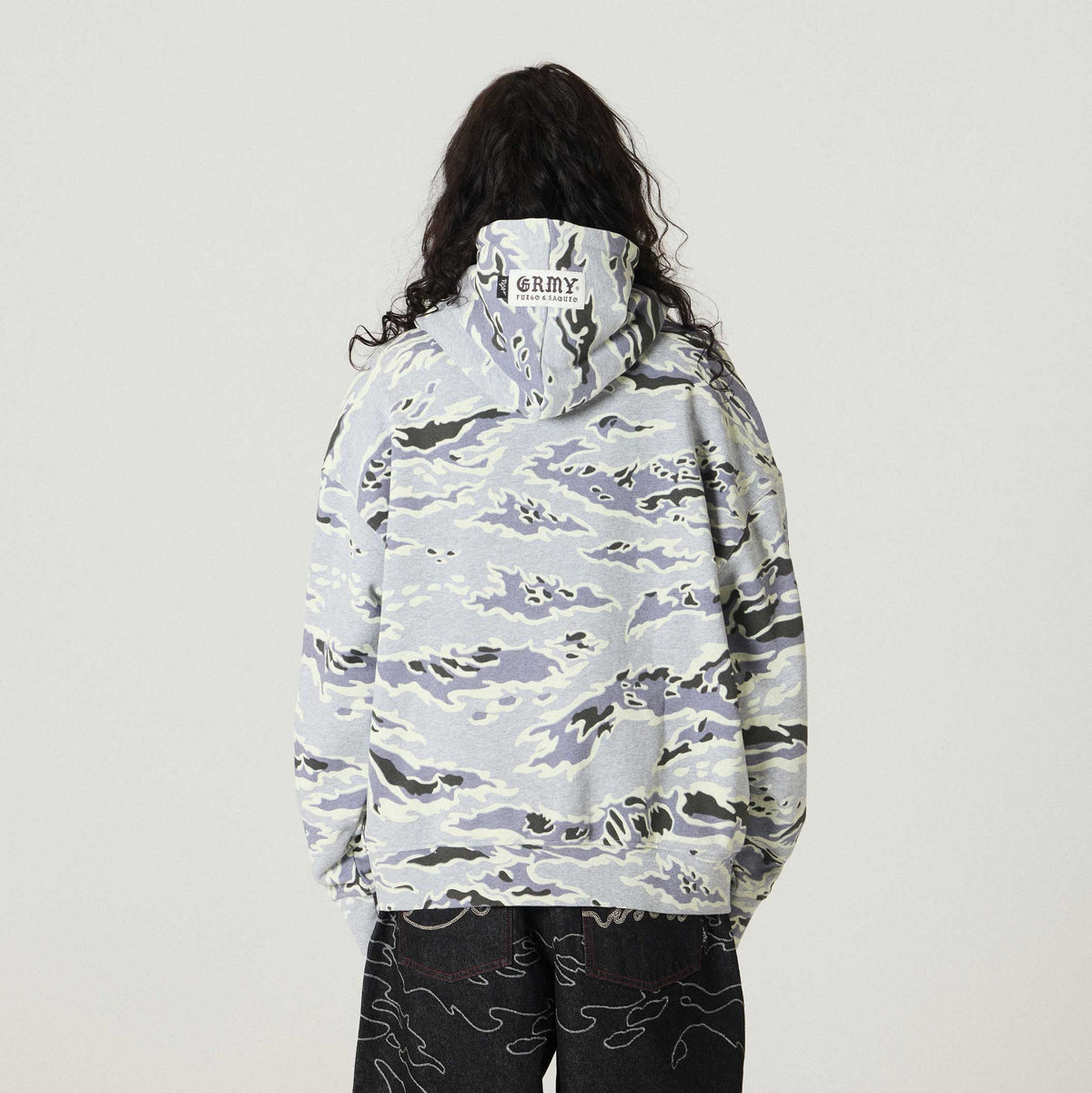 Sudadera gris con estampado camuflaje Odd Cutlass de Grimey, diseño regular y cómoda para uso casual.