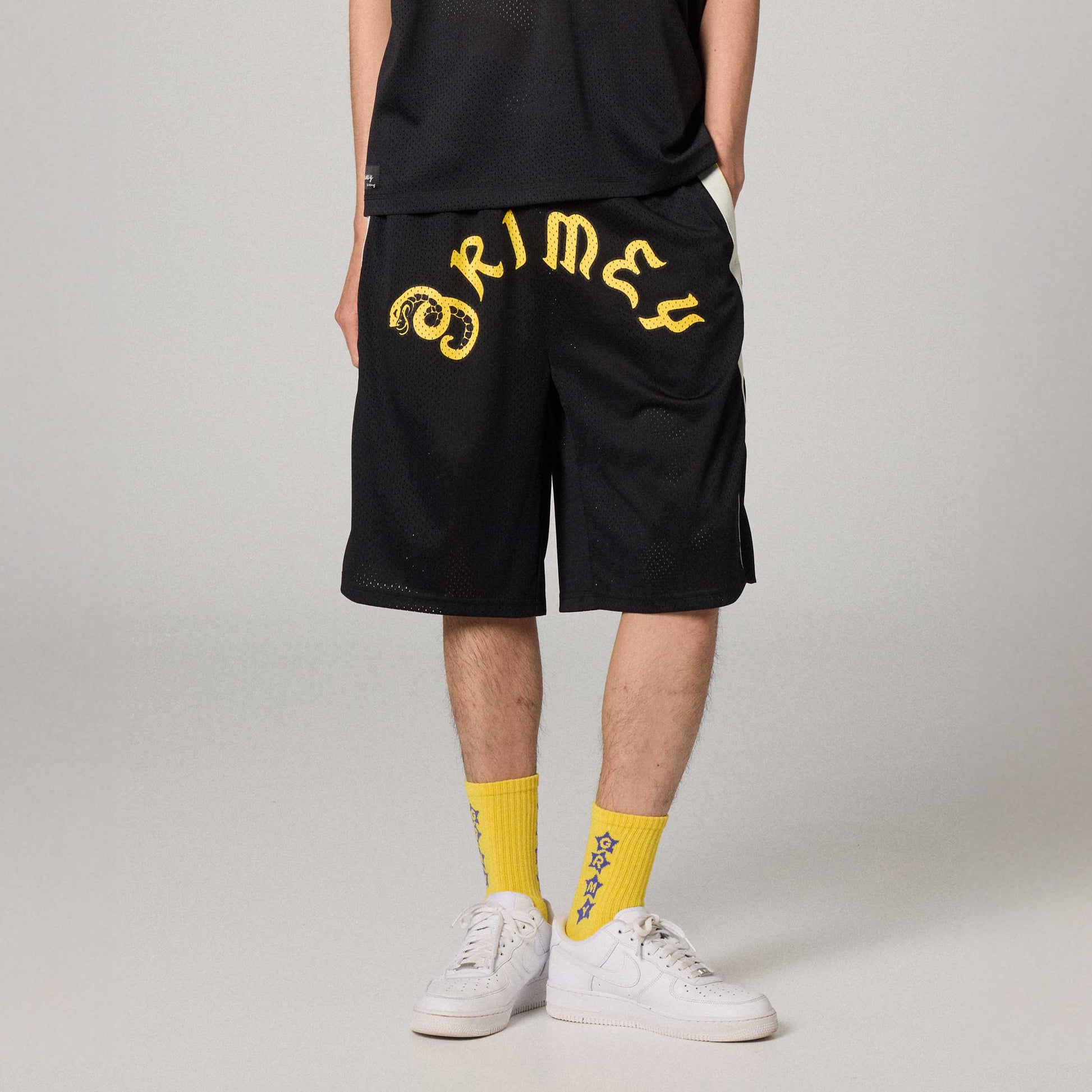 Pantalón corto baggy negro de Grimey Droppin Science, estilo casual con bolsillos y ajuste cómodo, visible en la imagen.