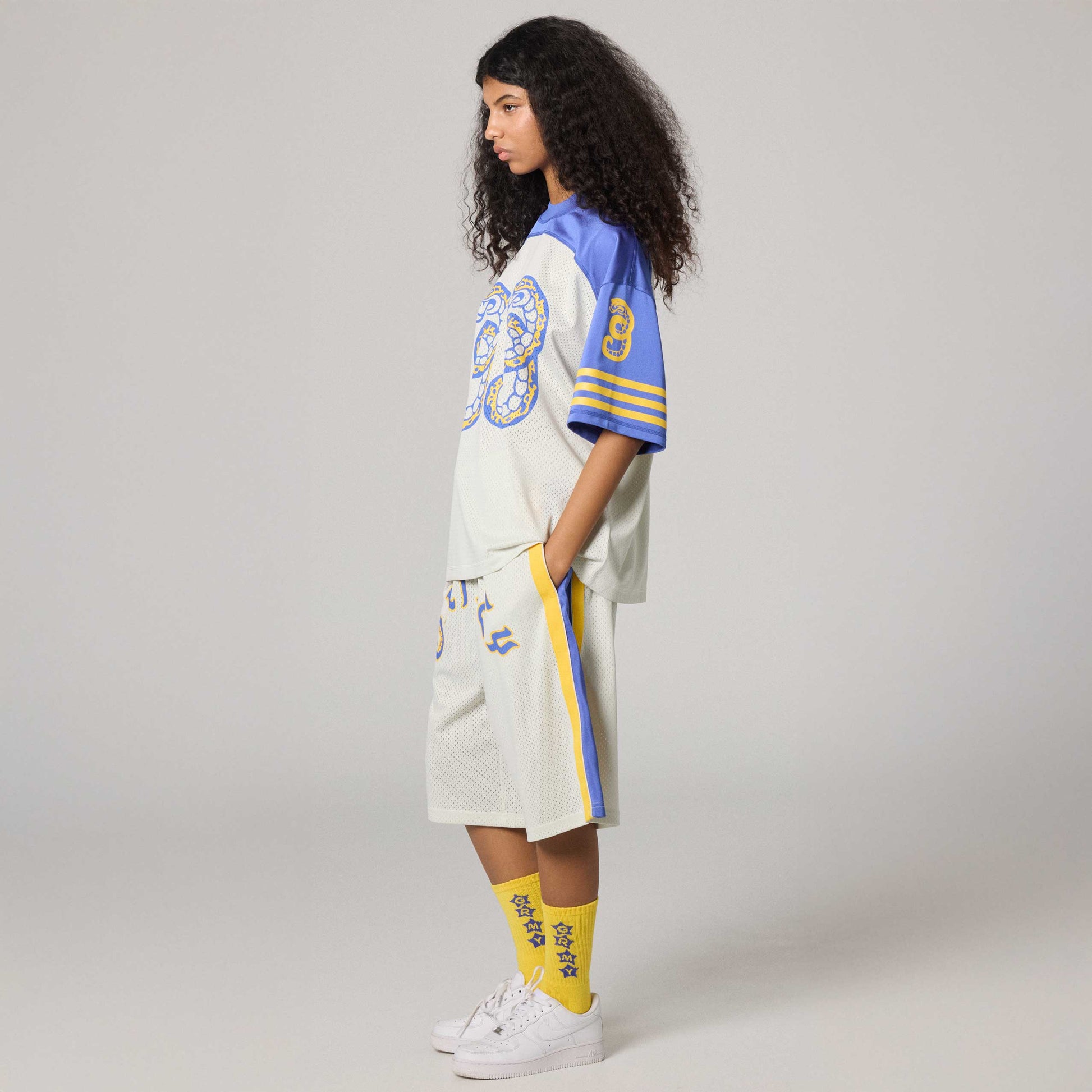 Pantalón corto baggy Droppin Science Off White de la marca Grimey, con diseño holgado y detalles en color blanco.