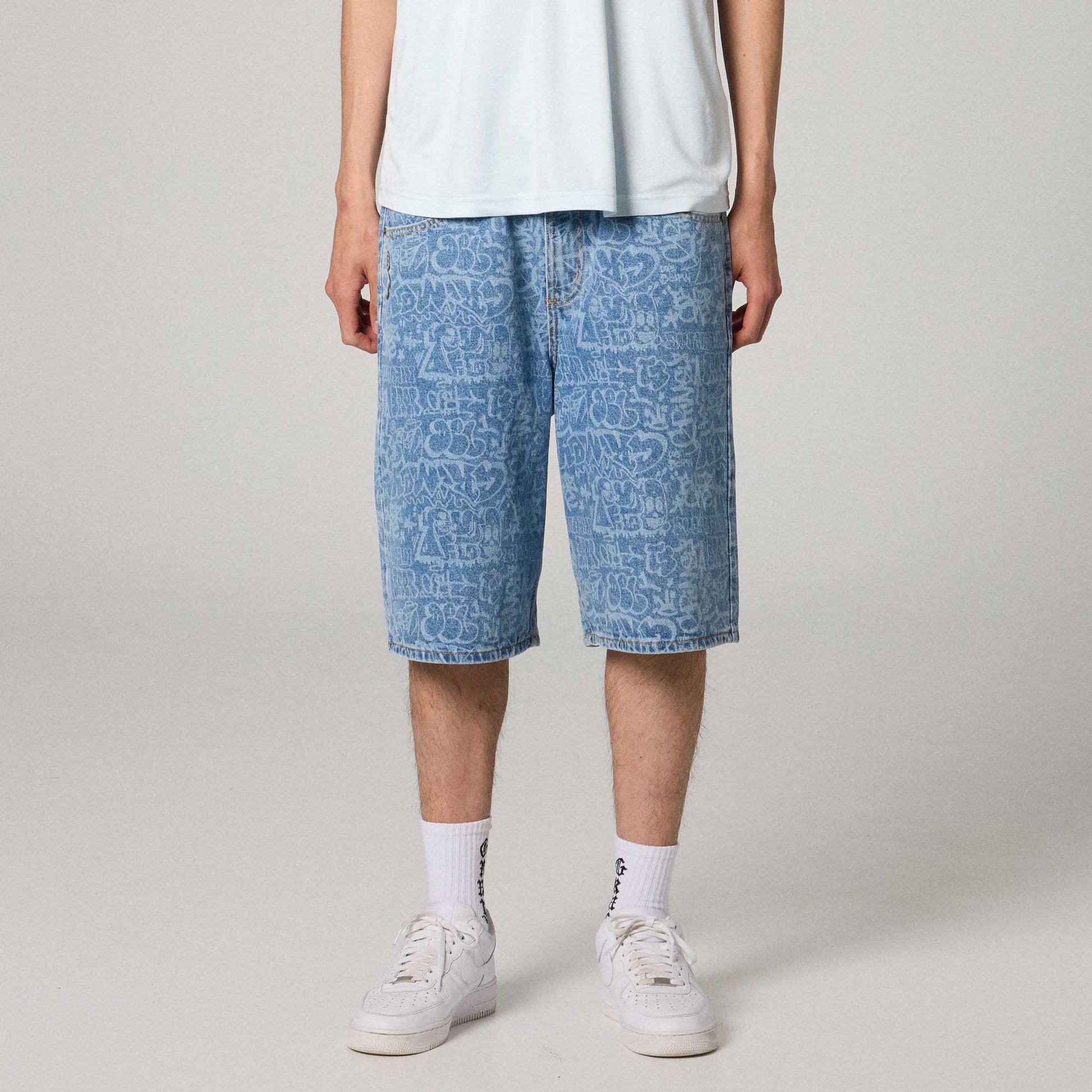 Pantalón corto baggy de mezclilla azul oscuro con acabado lavado y detalles láser, de la marca Grimey.