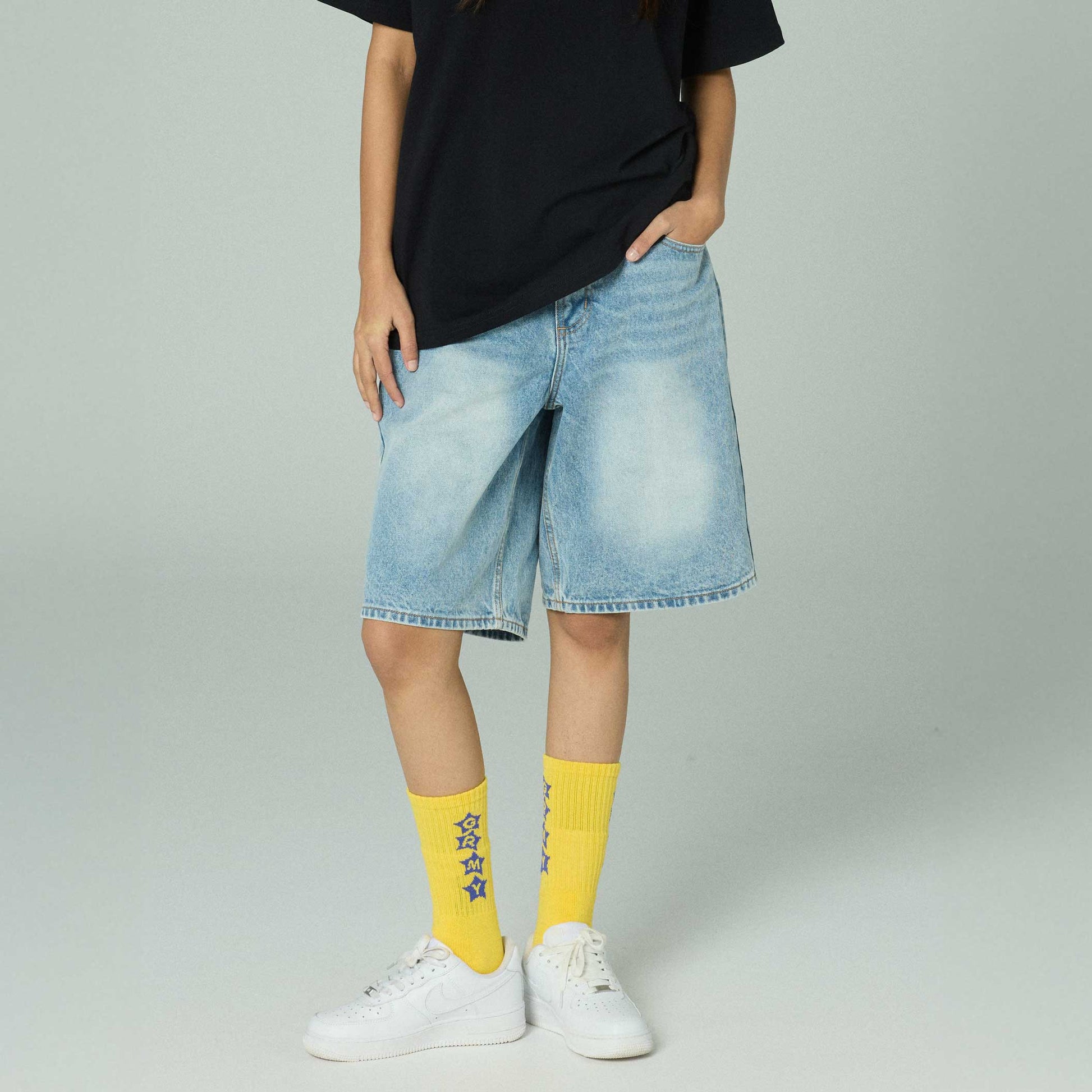 Pantalón corto baggy de mezclilla lavada en color azul claro de la marca Grimey, estilo casual y cómodo para verano.