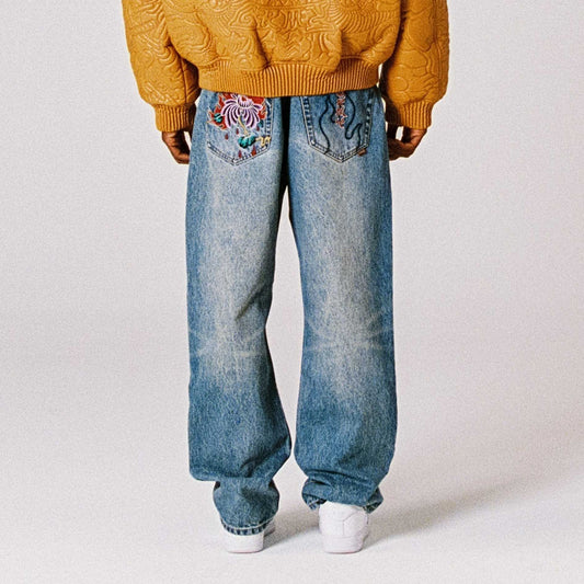 Pantalón de mezclilla azul lavado, estilo regular, de la marca Grimey, con detalles desgastados y ajuste cómodo.