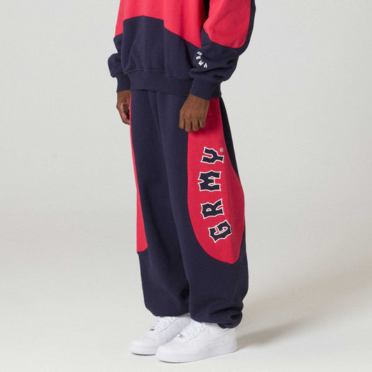 Pantalón grueso rojo de la marca Grimey, estilo casual con bolsillos y ajuste cómodo, en color rojo intenso.