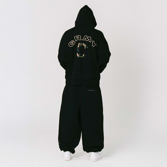 Pantalón baggy negro de la marca Grimey, estilo Wild One, con bolsillos y ajuste cómodo, visible en la imagen.