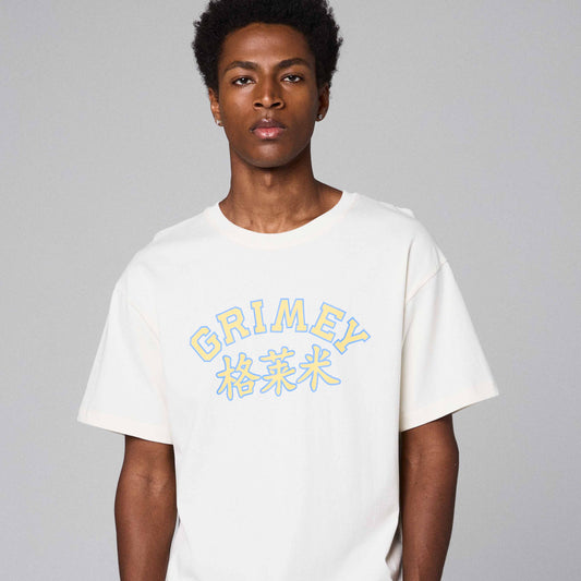 Camiseta Grimey Royal Paw Gé Lái Mi Off White, diseño con estampado de perro en color blanco y detalles en gris claro.