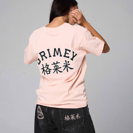 Camiseta rosa Royal Paw de Grimey, vista frontal con diseño llamativo, material suave y corte cómodo para un estilo casual.