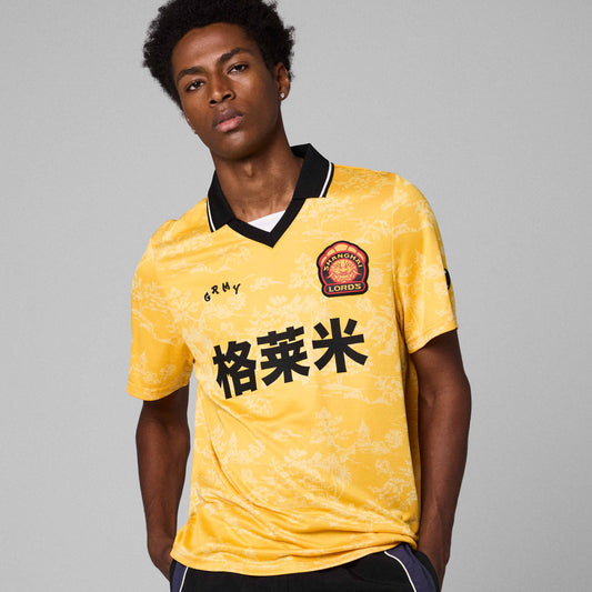 Camiseta de fútbol Grimey Sampans amarilla con logotipo en el pecho y diseño deportivo, vista frontal en lookbook.