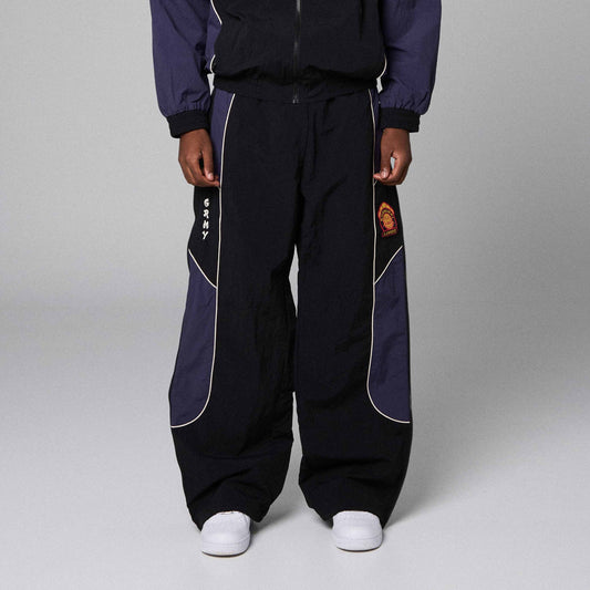 Pantalón negro Sampans de la marca Grimey, vista frontal con detalles de diseño y ajuste en la cintura.