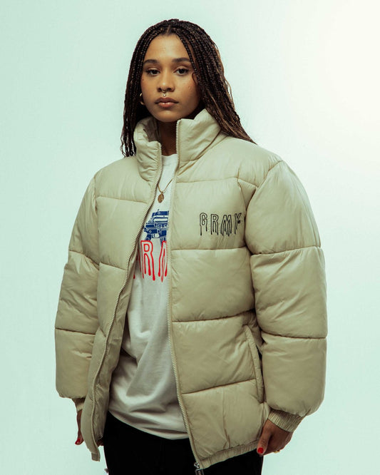 Abrigo Grimey Back At You Puffer de color crema, con diseño acolchado y cierre frontal, para un estilo cálido y moderno