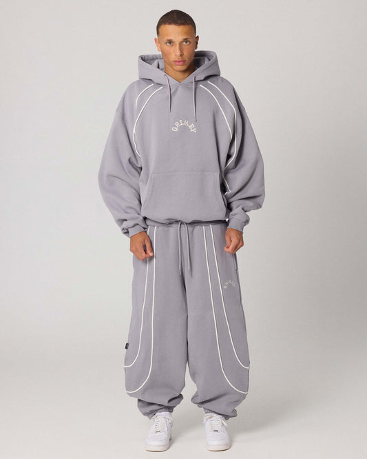 Sudadera gris The Infamous Boxy de Grimey, con estilo oversize y detalles de diseño en la parte frontal.